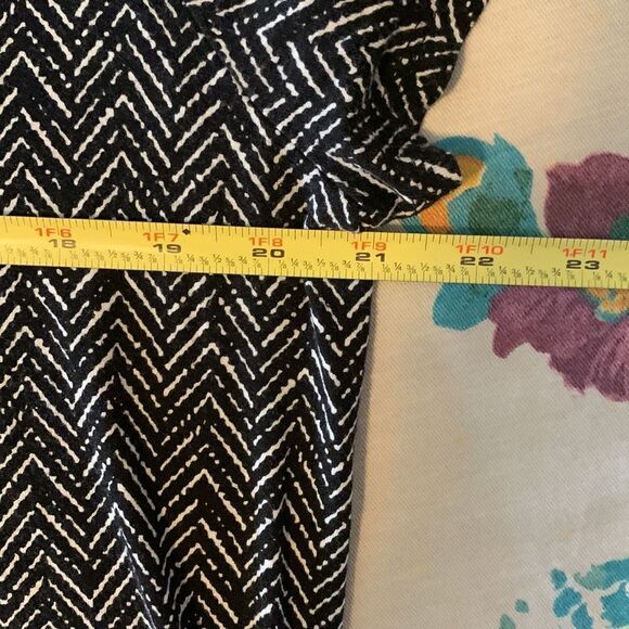 Pit to pit 21 inches the length and shoulder to him is 31.  9/1 - Picture 5 of 8